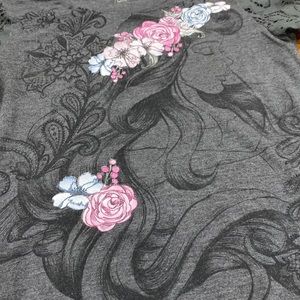 Junior’s size XS, princess t-shirt.